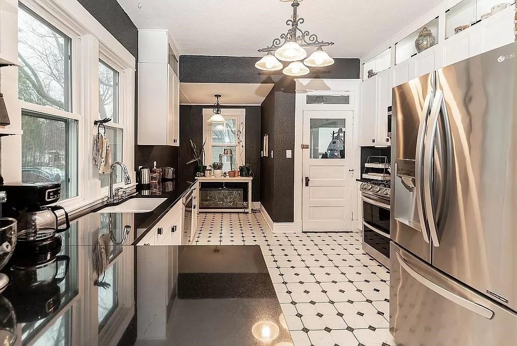 700 W Ashland Avenue