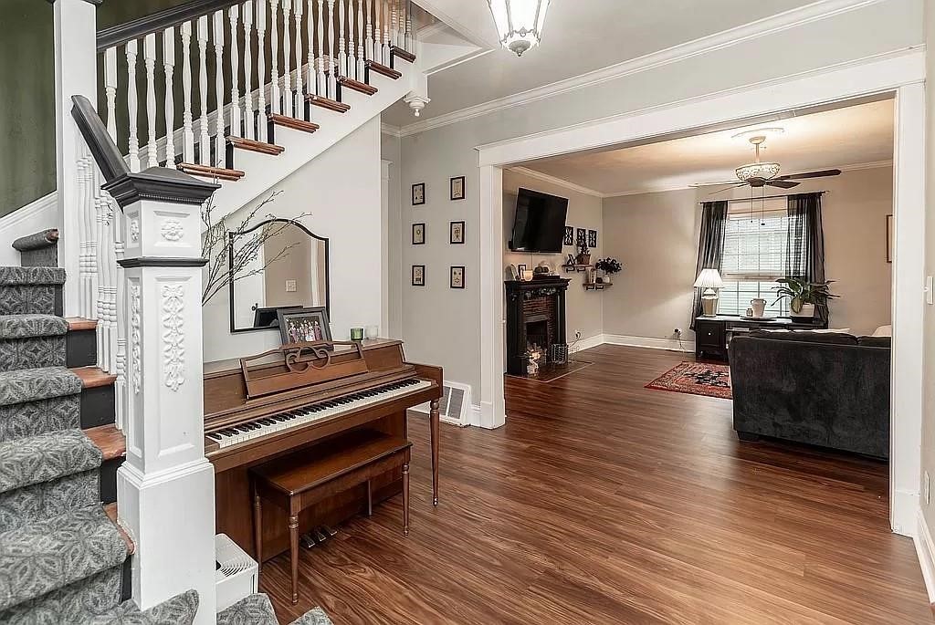 700 W Ashland Avenue
