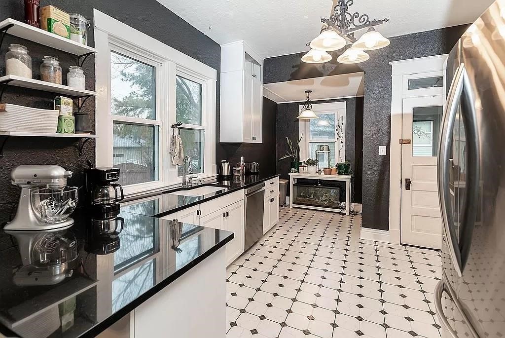700 W Ashland Avenue