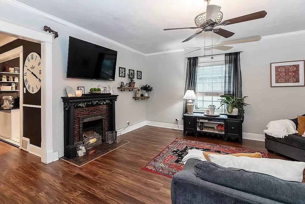 700 W Ashland Avenue
