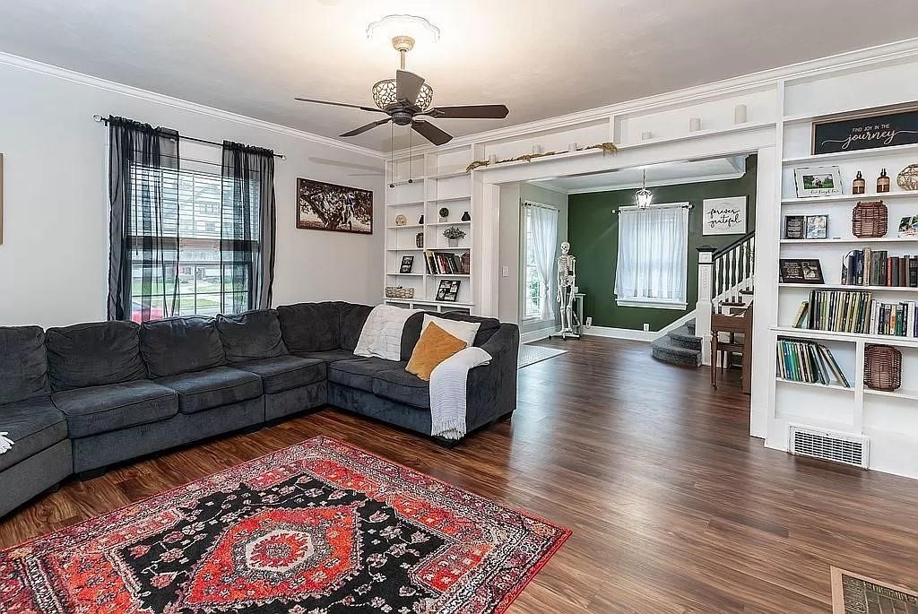 700 W Ashland Avenue