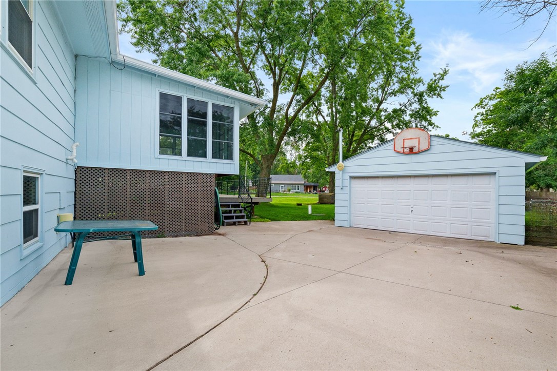 5557 SE Maple Drive