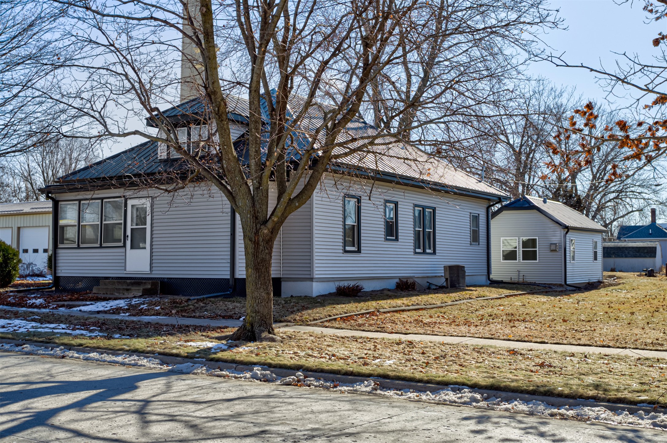 1114 W 3rd Street