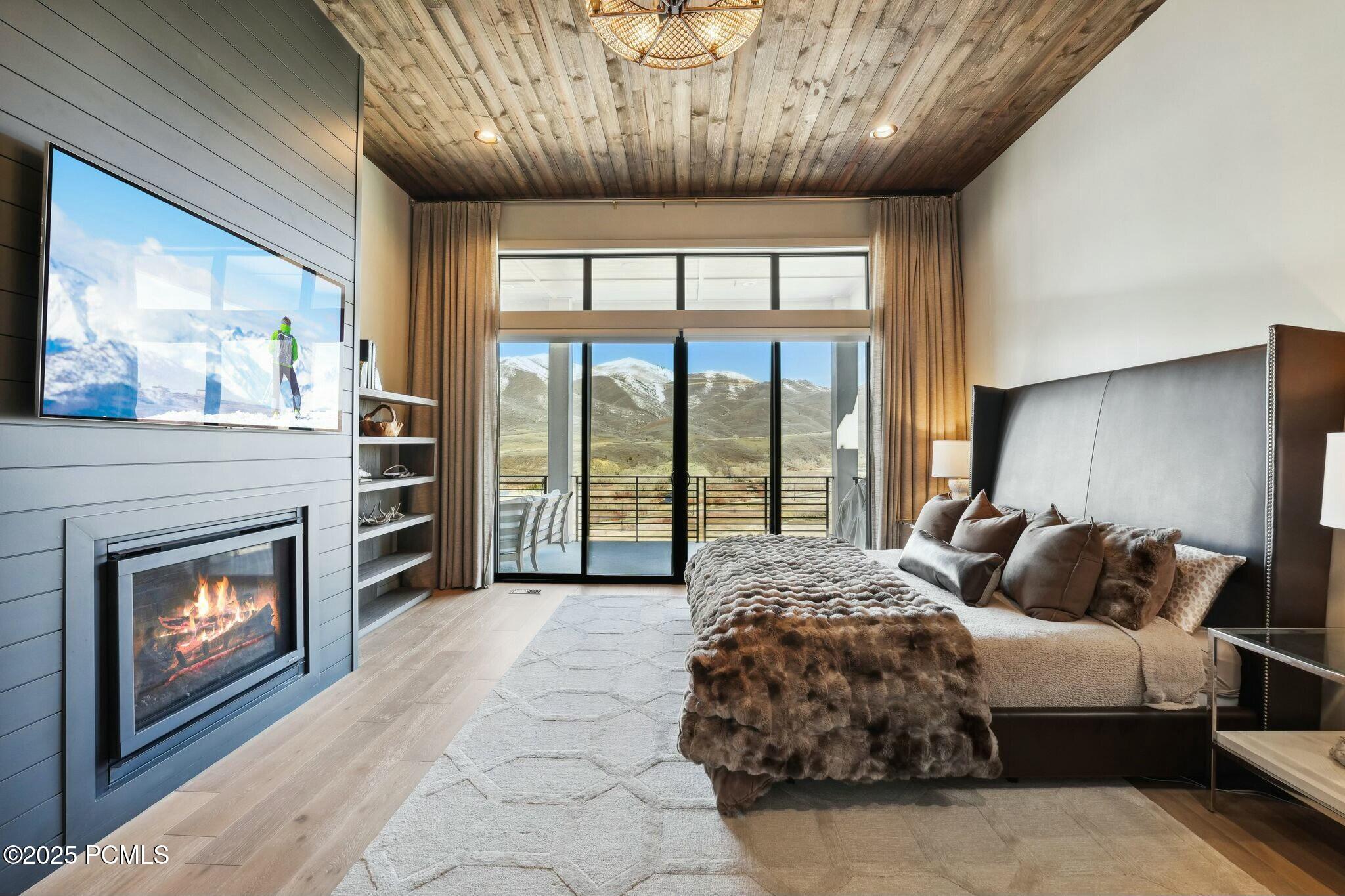 5329 N Lauralwood Street