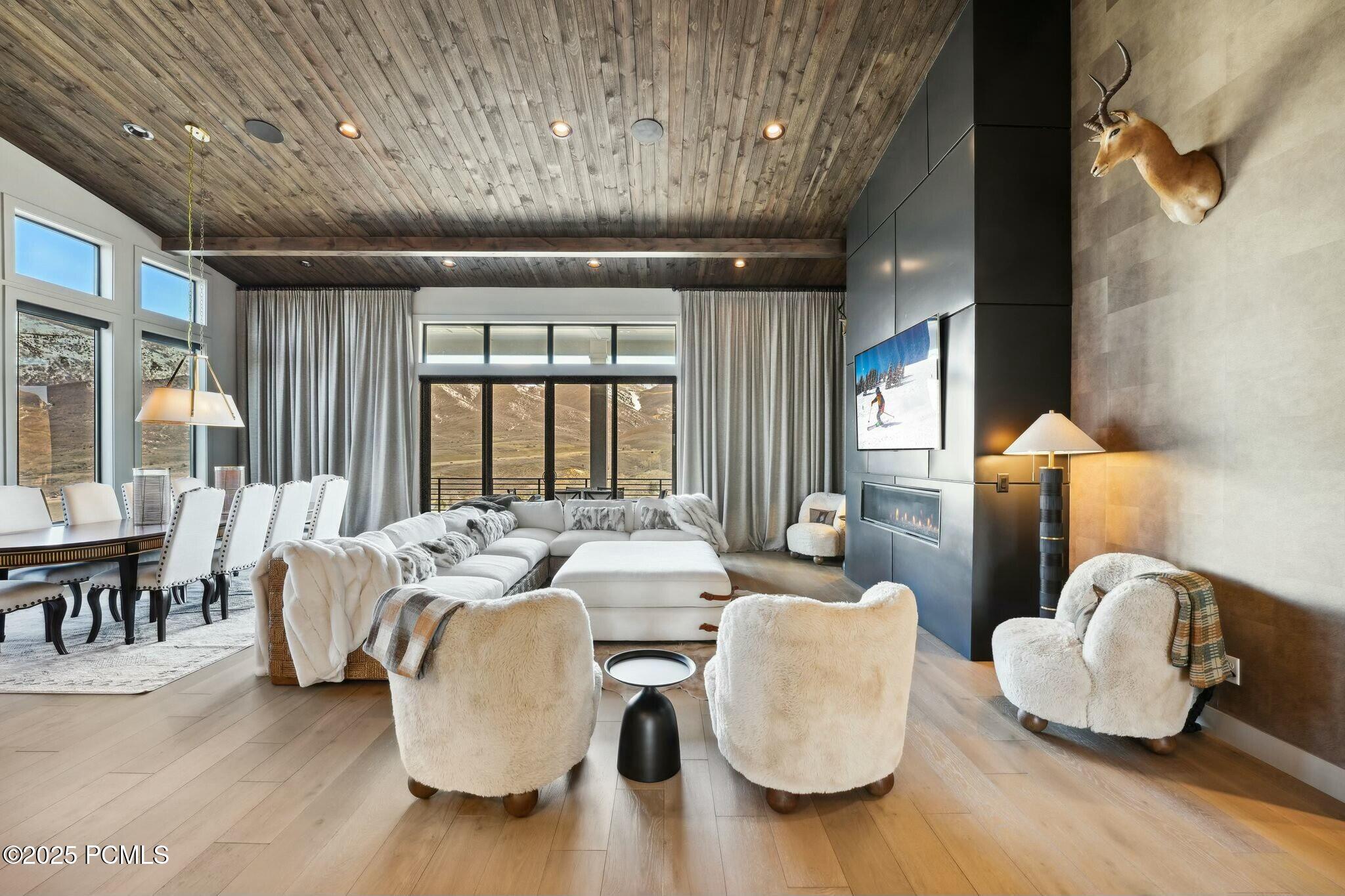 5329 N Lauralwood Street