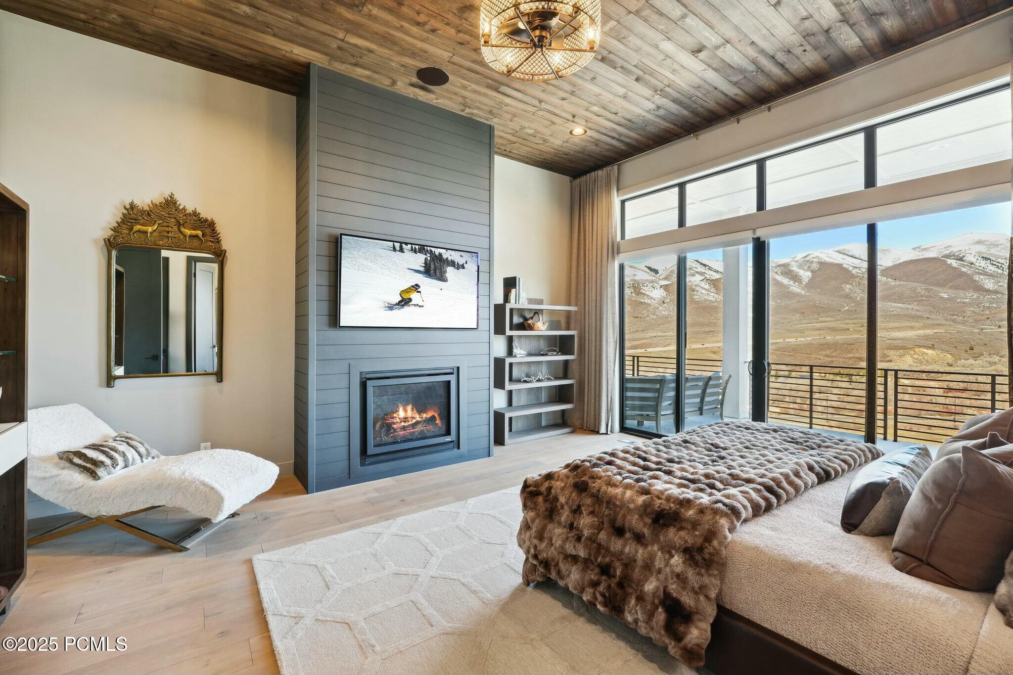 5329 N Lauralwood Street