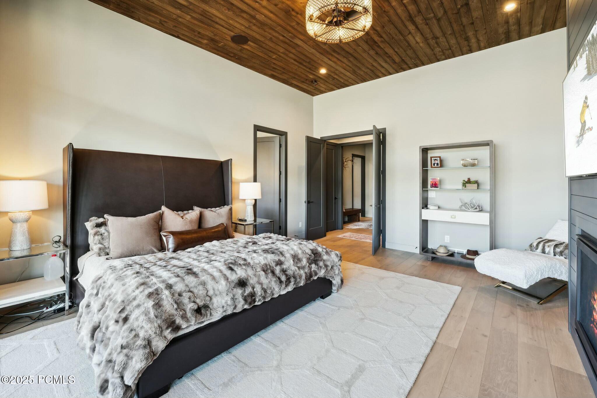 5329 N Lauralwood Street