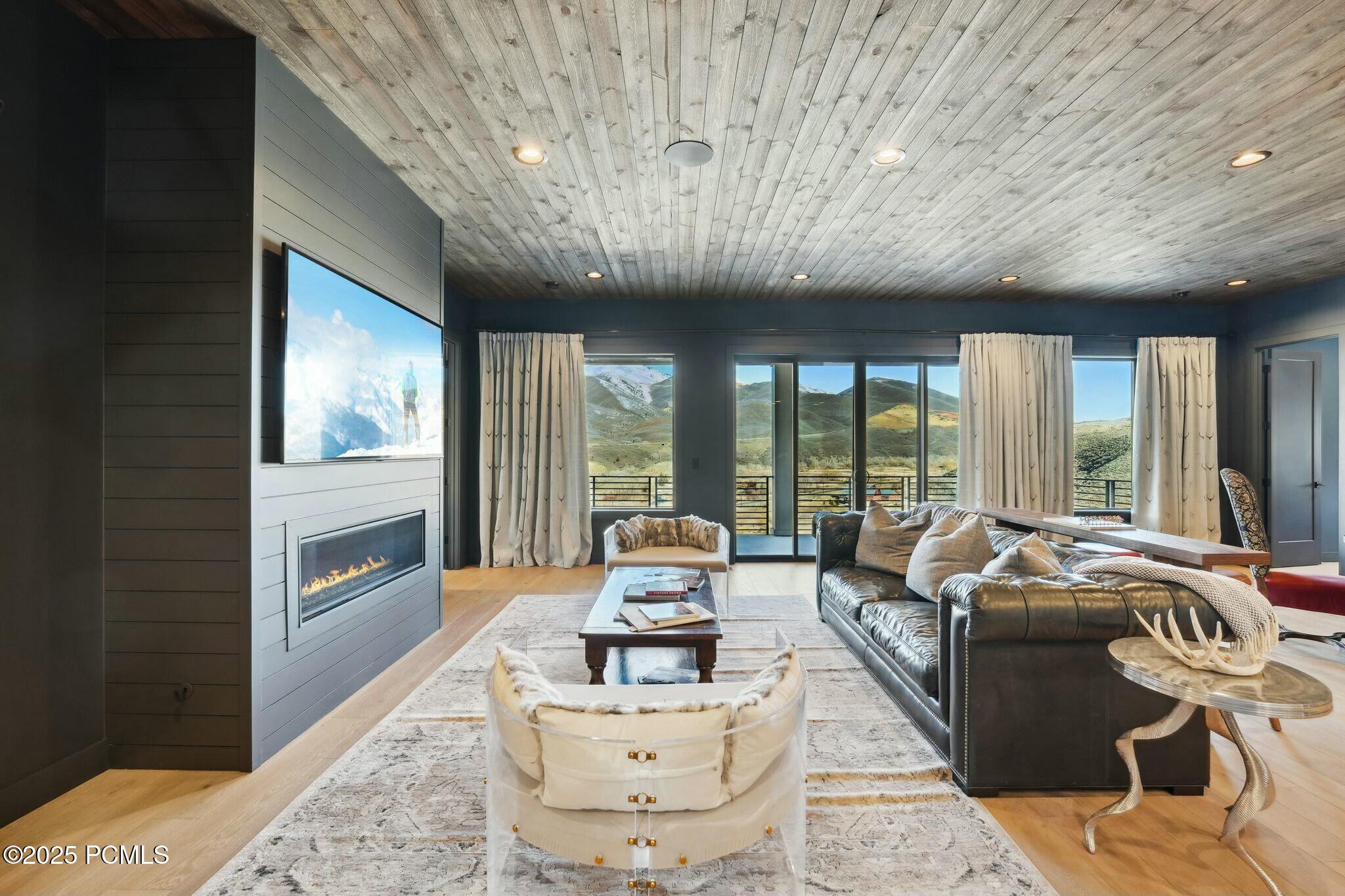 5329 N Lauralwood Street