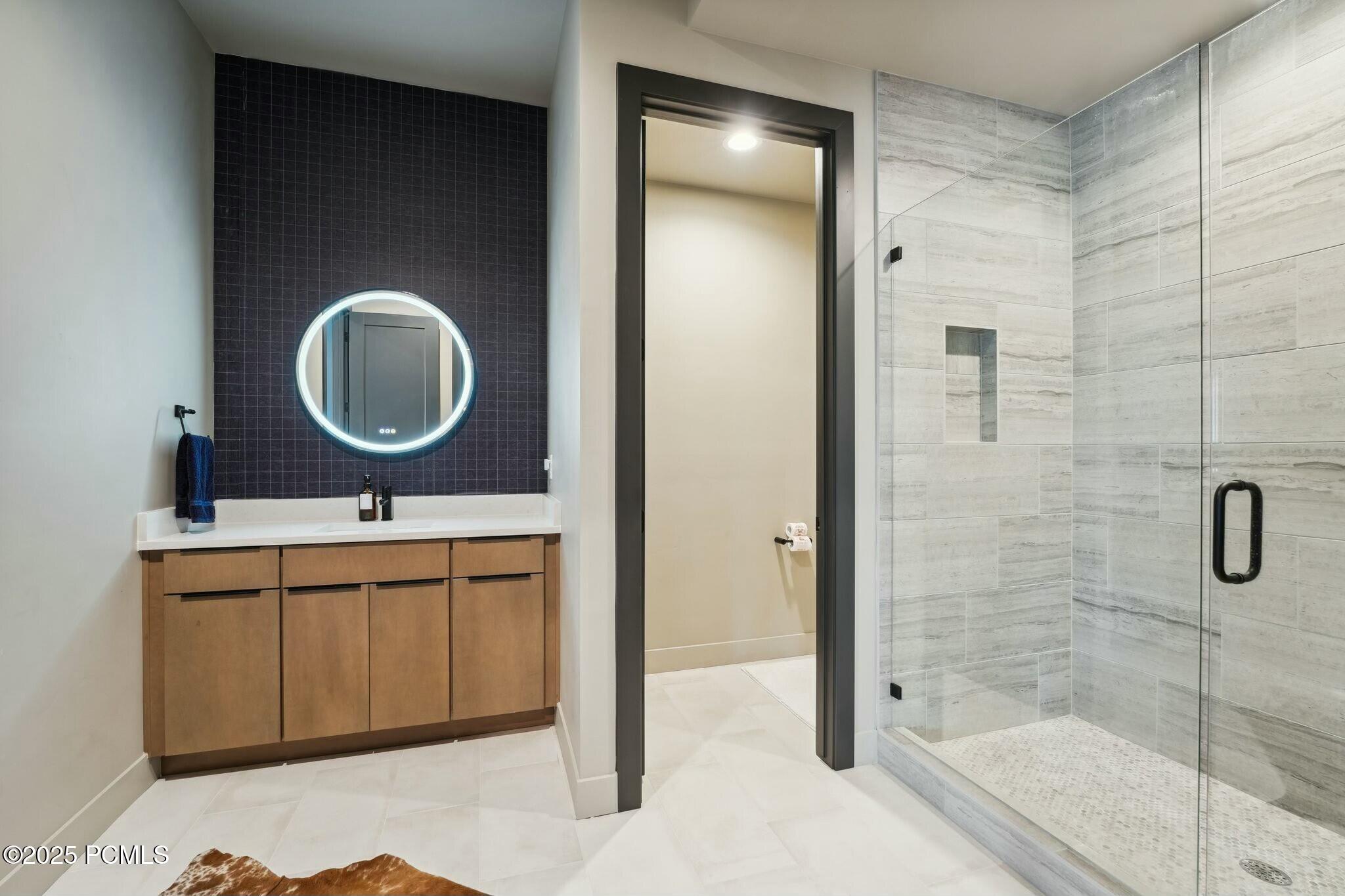 5329 N Lauralwood Street