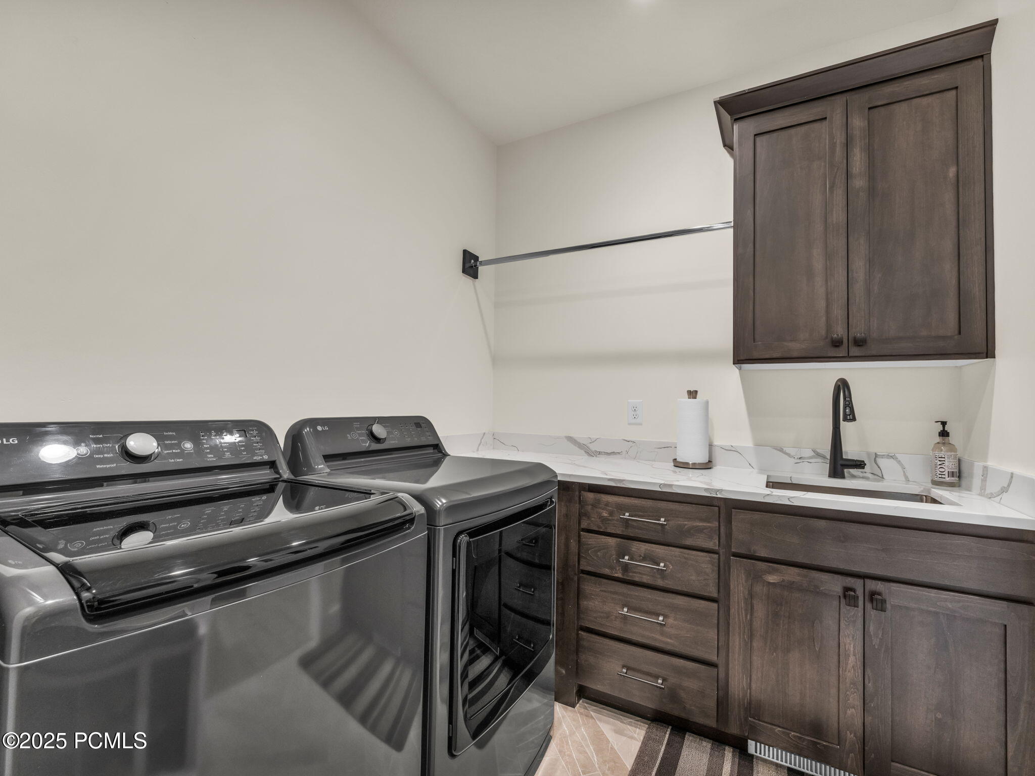 943 Hart Loop
