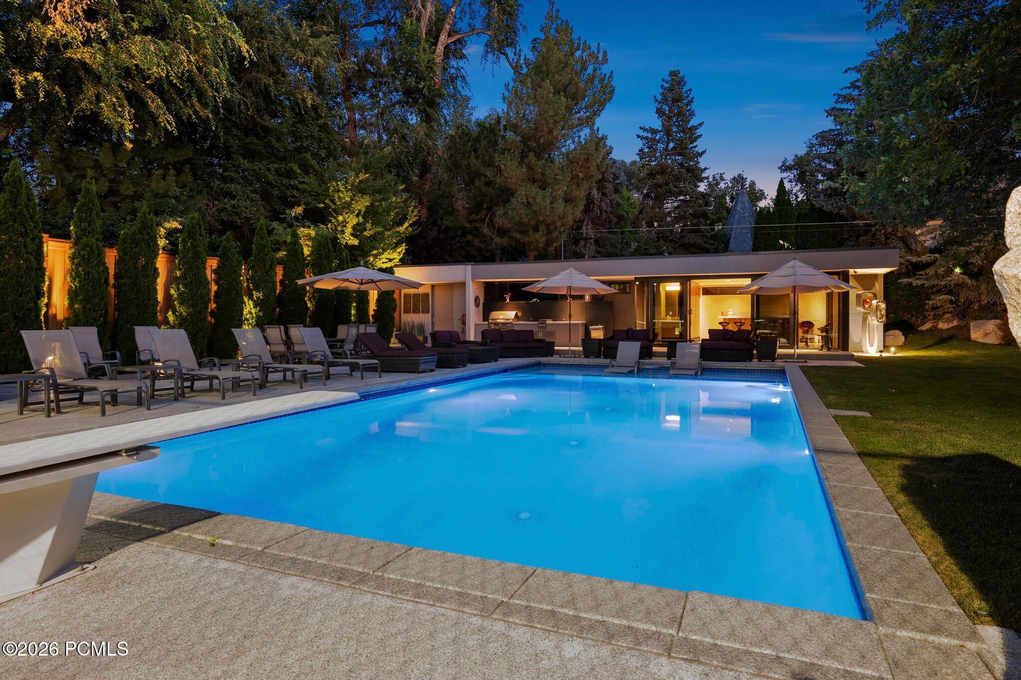 2550 E Brentwood Dr