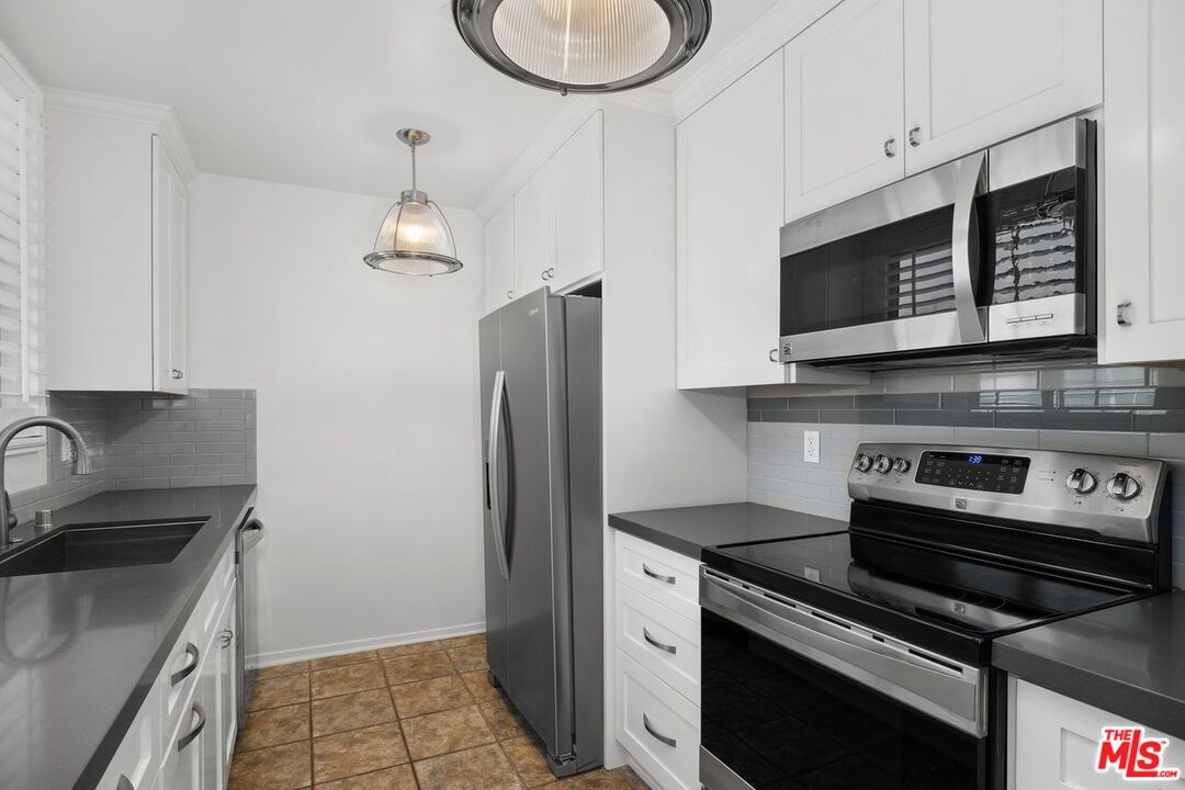 725 S Barrington Ave Unit: 202