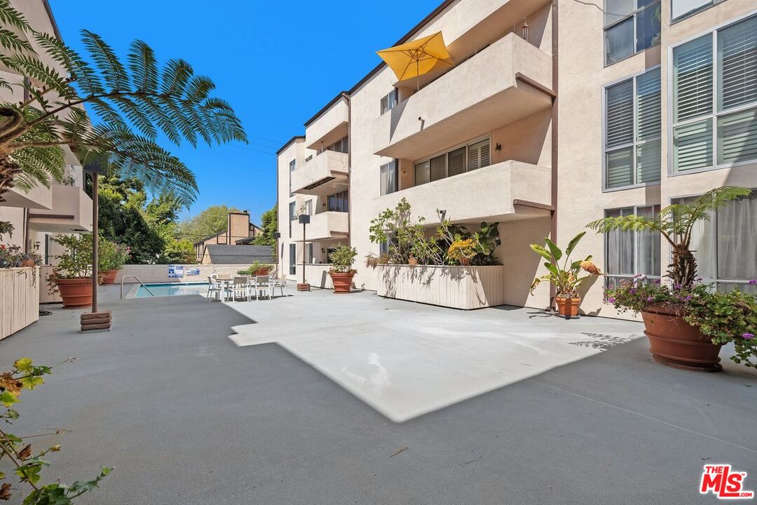 725 S Barrington Ave Unit: 202