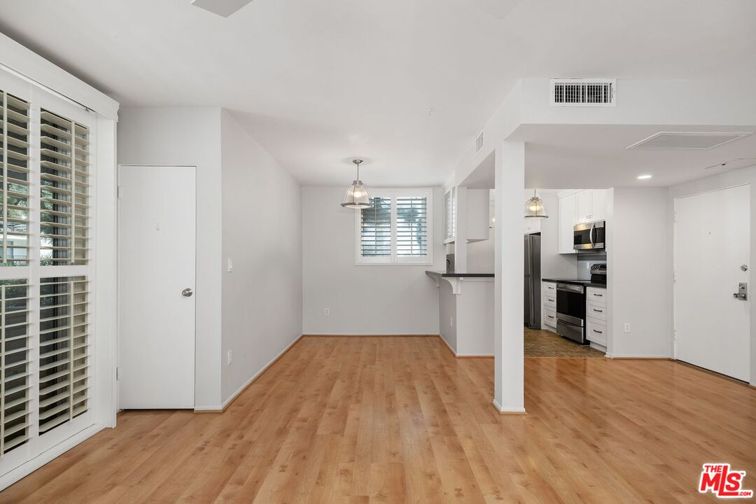 725 S Barrington Ave Unit: 202