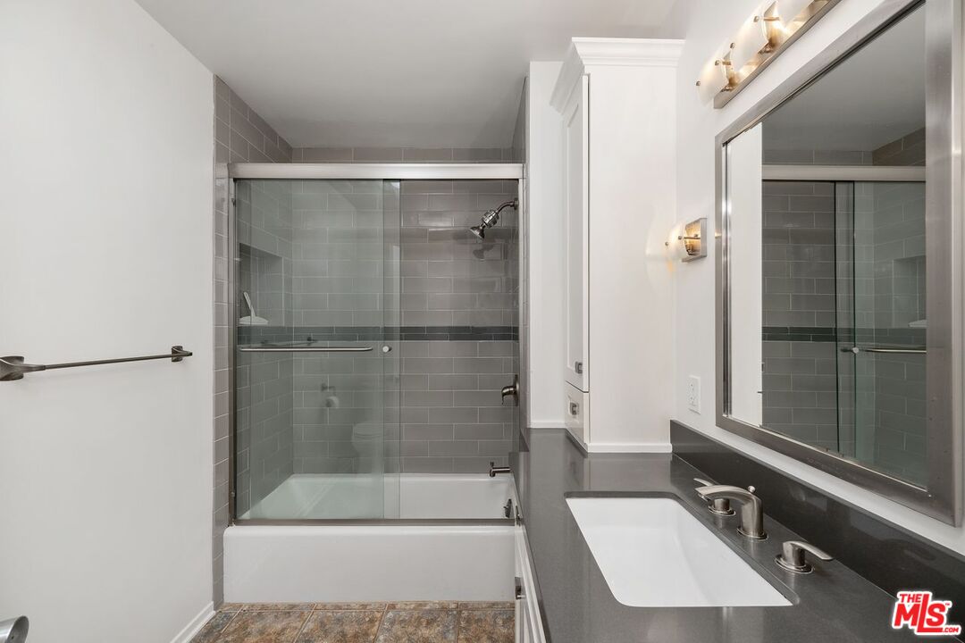 725 S Barrington Ave Unit: 202