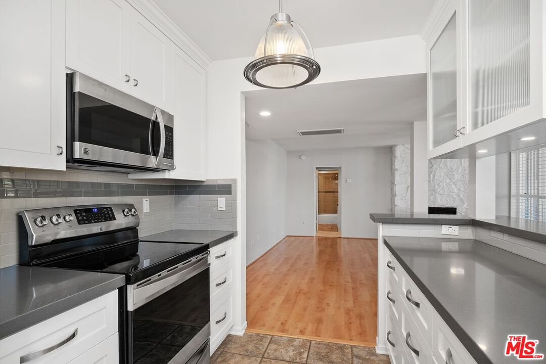 725 S Barrington Ave Unit: 202