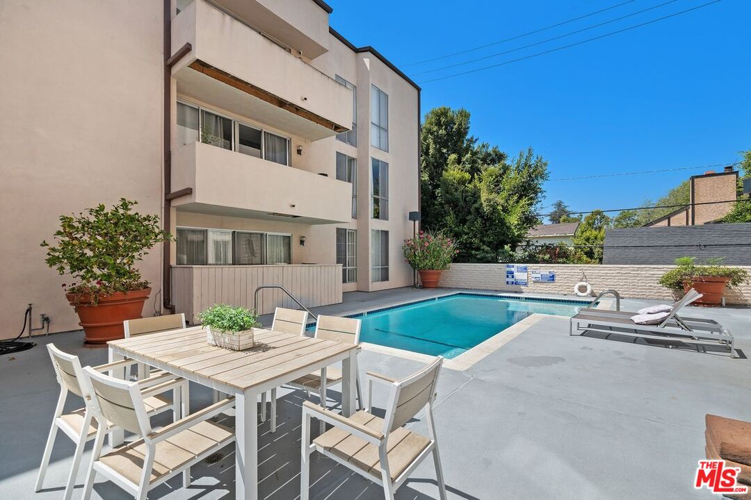 725 S Barrington Ave Unit: 202