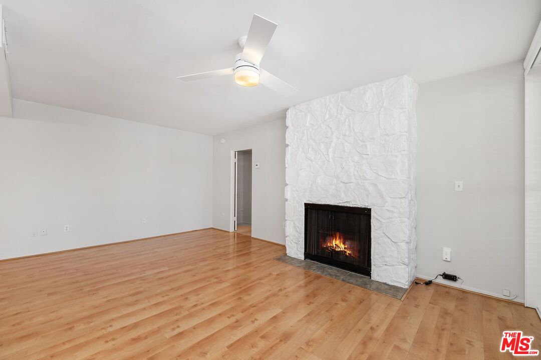 725 S Barrington Ave Unit: 202