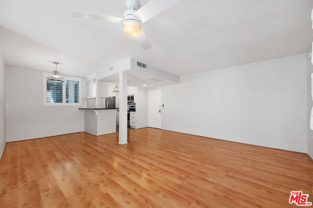 725 S Barrington Ave Unit: 202