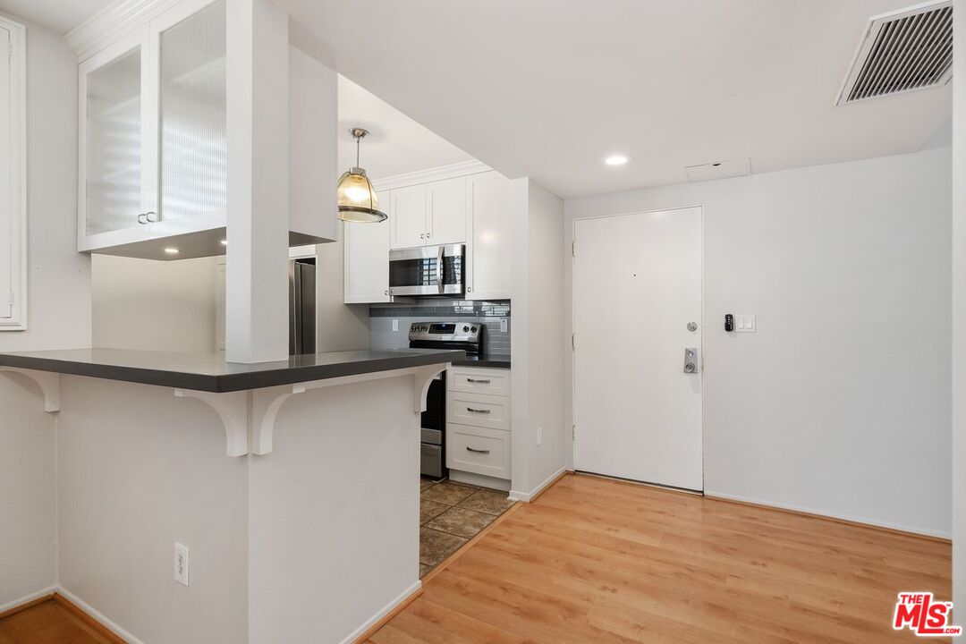 725 S Barrington Ave Unit: 202
