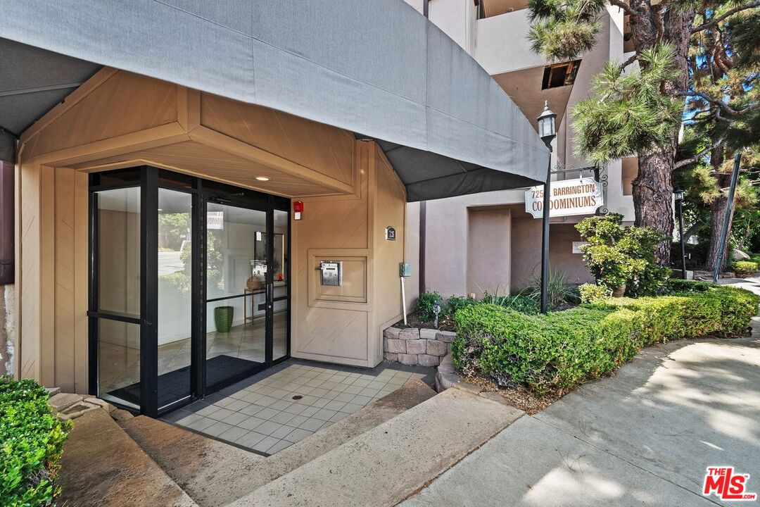 725 S Barrington Ave Unit: 202