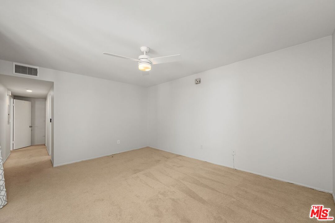 725 S Barrington Ave Unit: 202