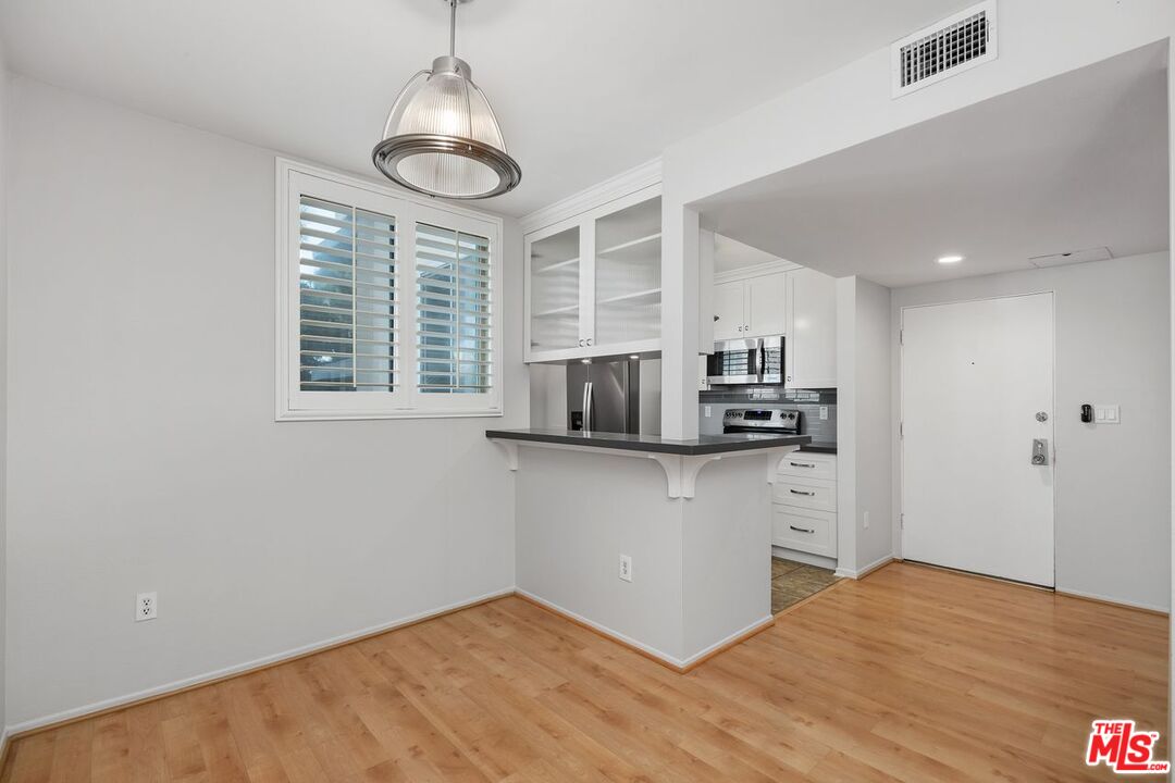 725 S Barrington Ave Unit: 202