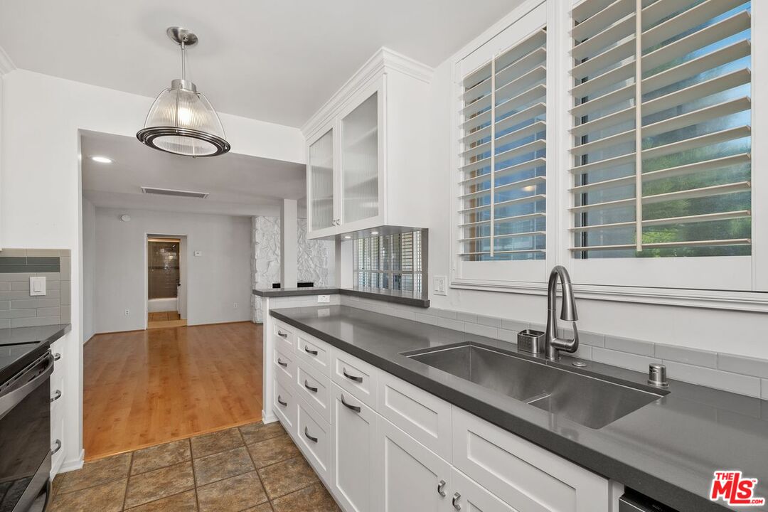 725 S Barrington Ave Unit: 202