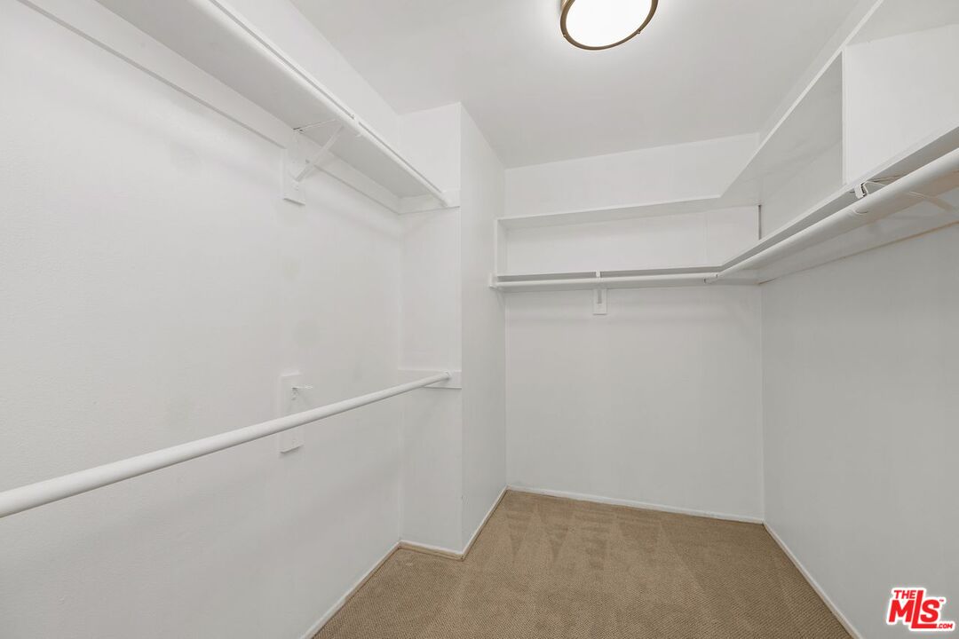 725 S Barrington Ave Unit: 202