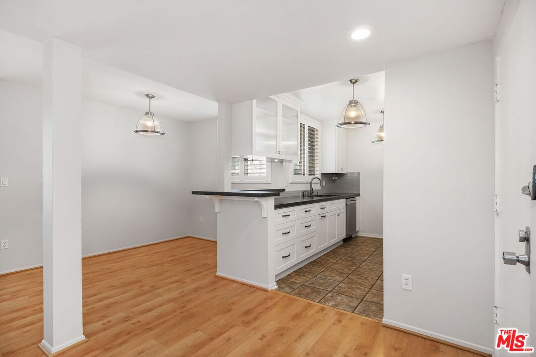 725 S Barrington Ave Unit: 202