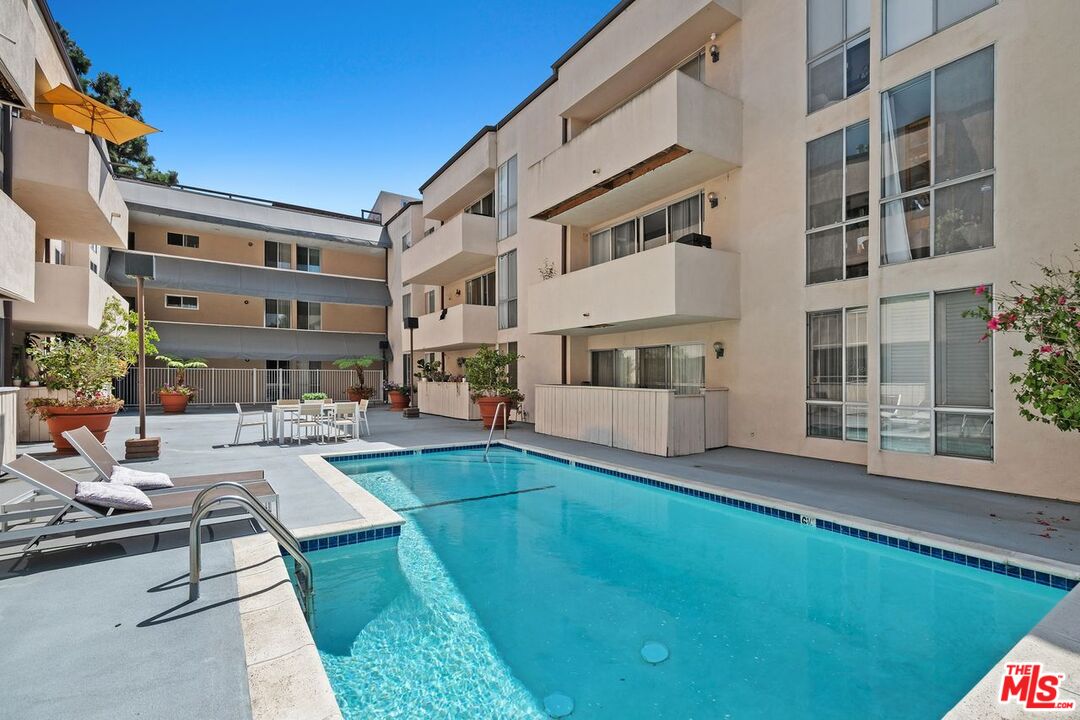 725 S Barrington Ave Unit: 202