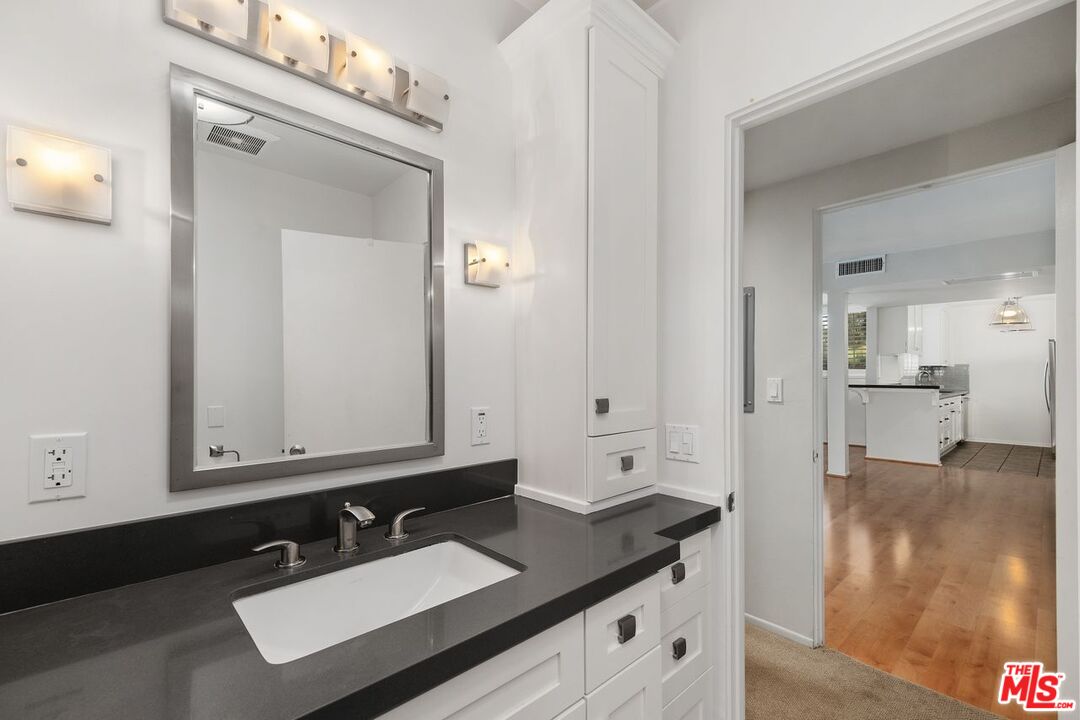 725 S Barrington Ave Unit: 202