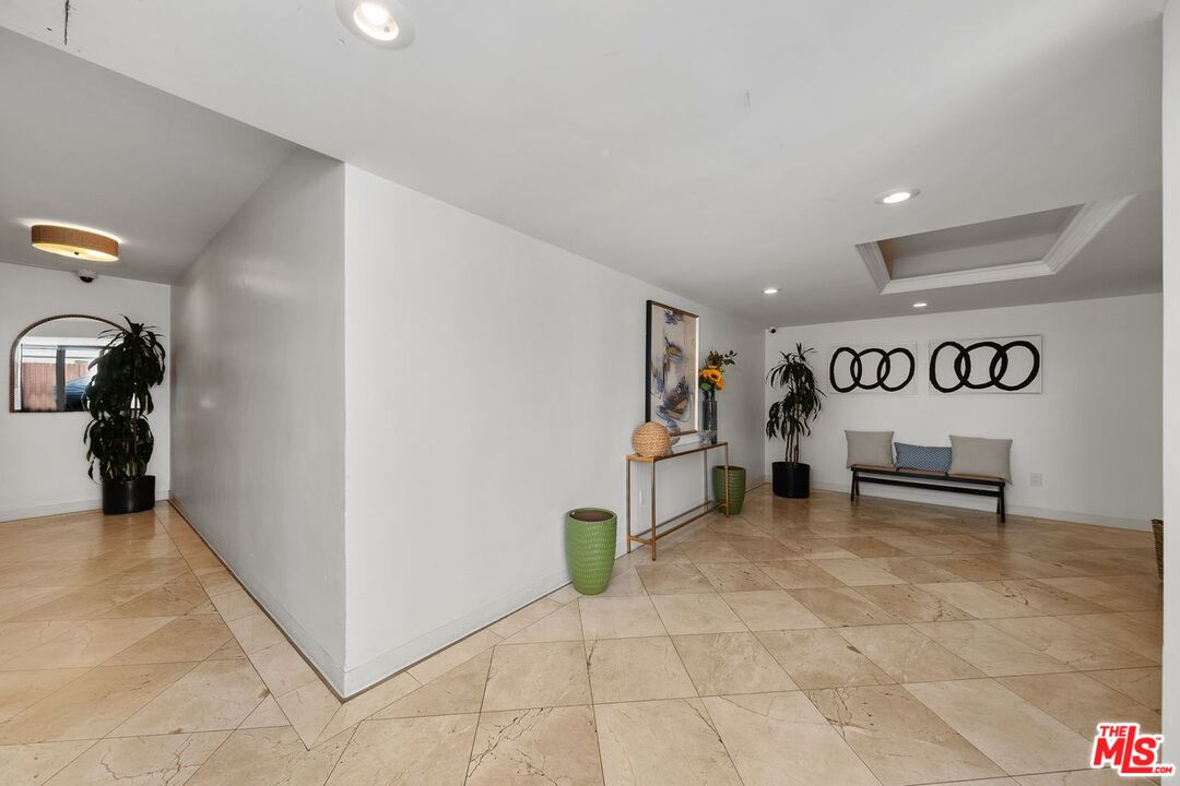 725 S Barrington Ave Unit: 202