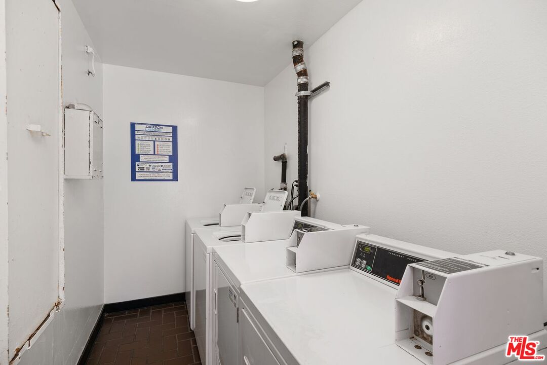 725 S Barrington Ave Unit: 202