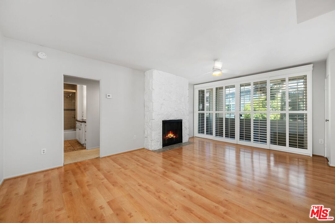 725 S Barrington Ave Unit: 202
