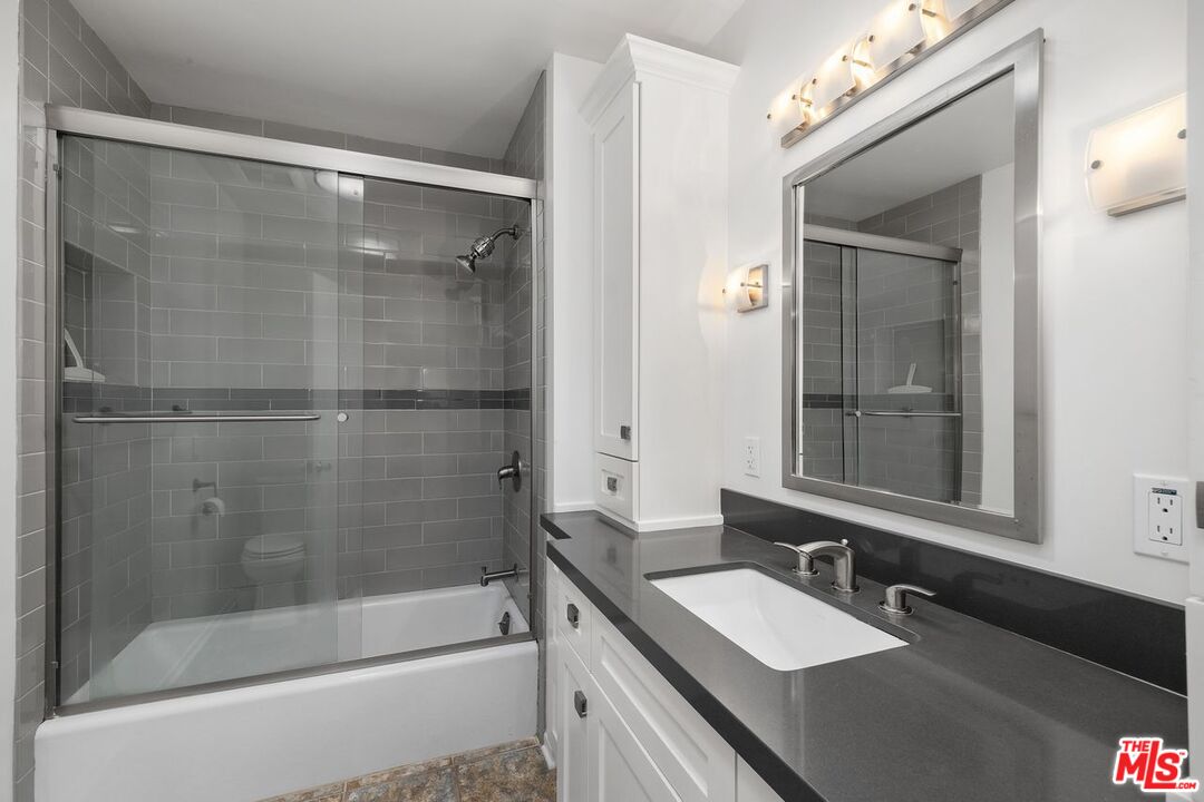 725 S Barrington Ave Unit: 202