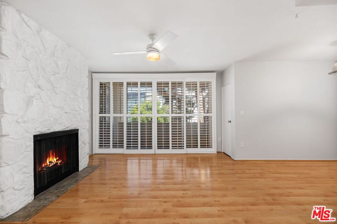 725 S Barrington Ave Unit: 202