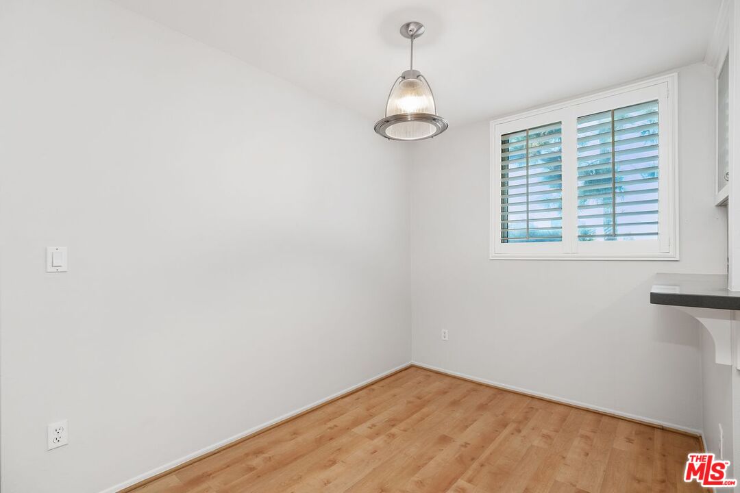 725 S Barrington Ave Unit: 202