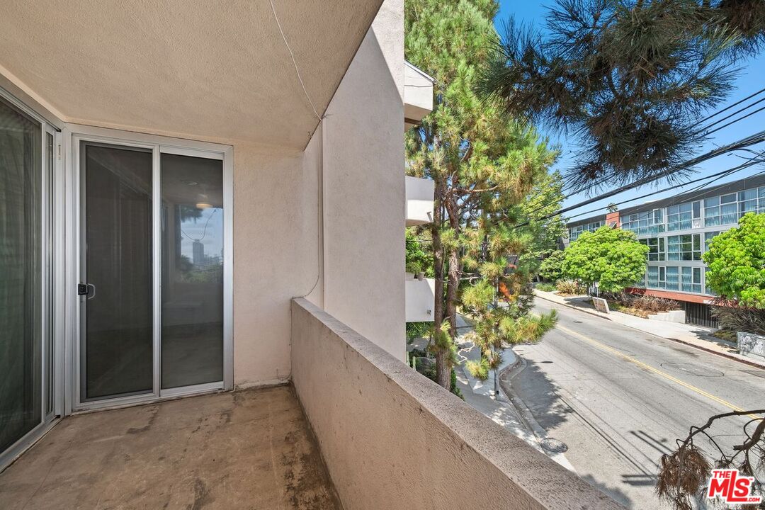 725 S Barrington Ave Unit: 202