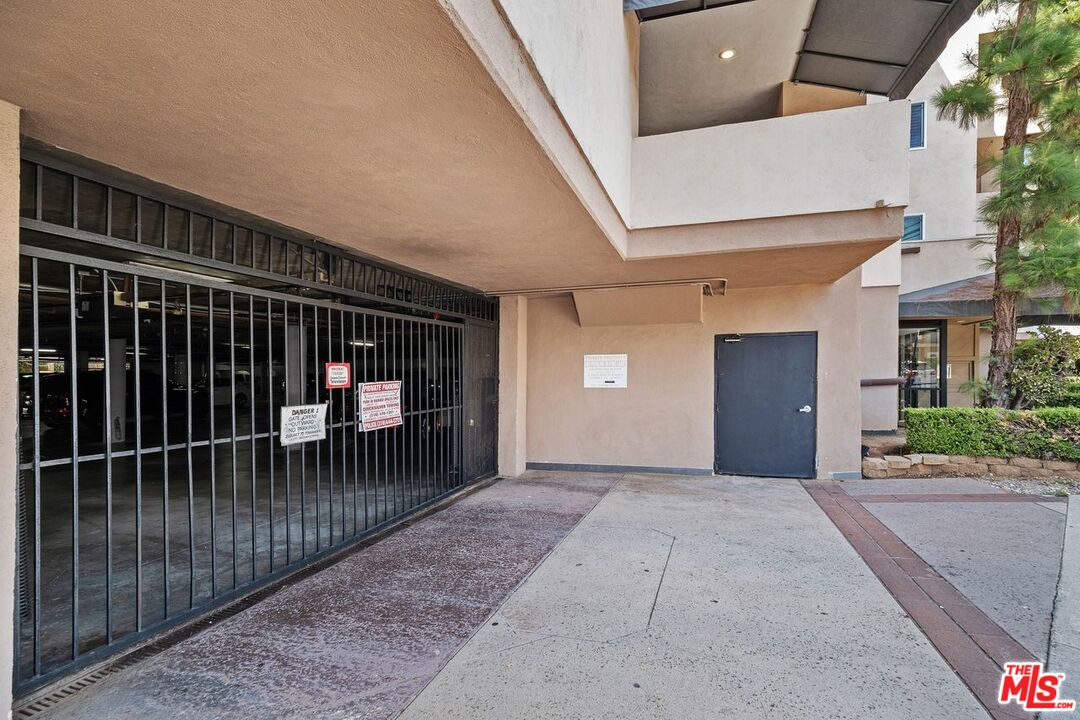 725 S Barrington Ave Unit: 202