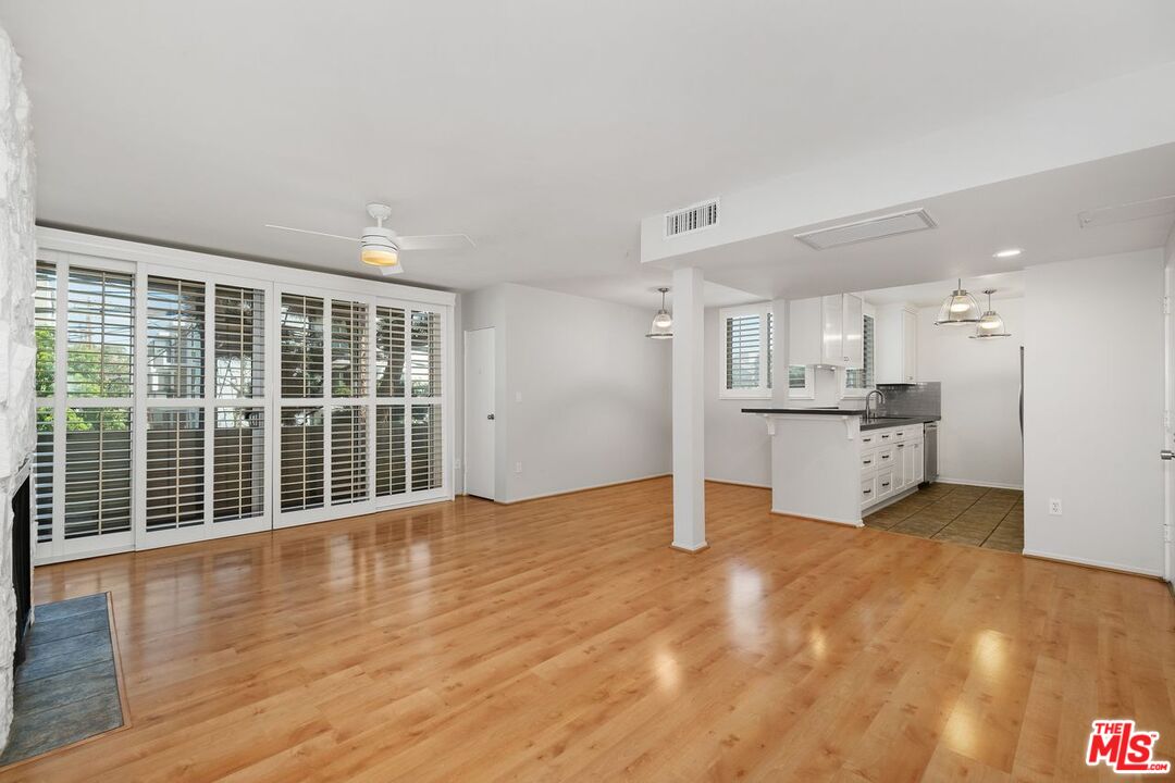 725 S Barrington Ave Unit: 202