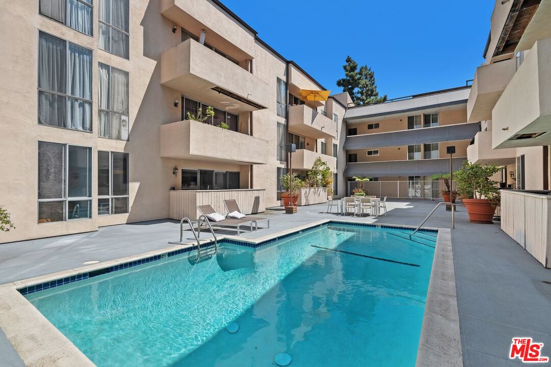 725 S Barrington Ave Unit: 202