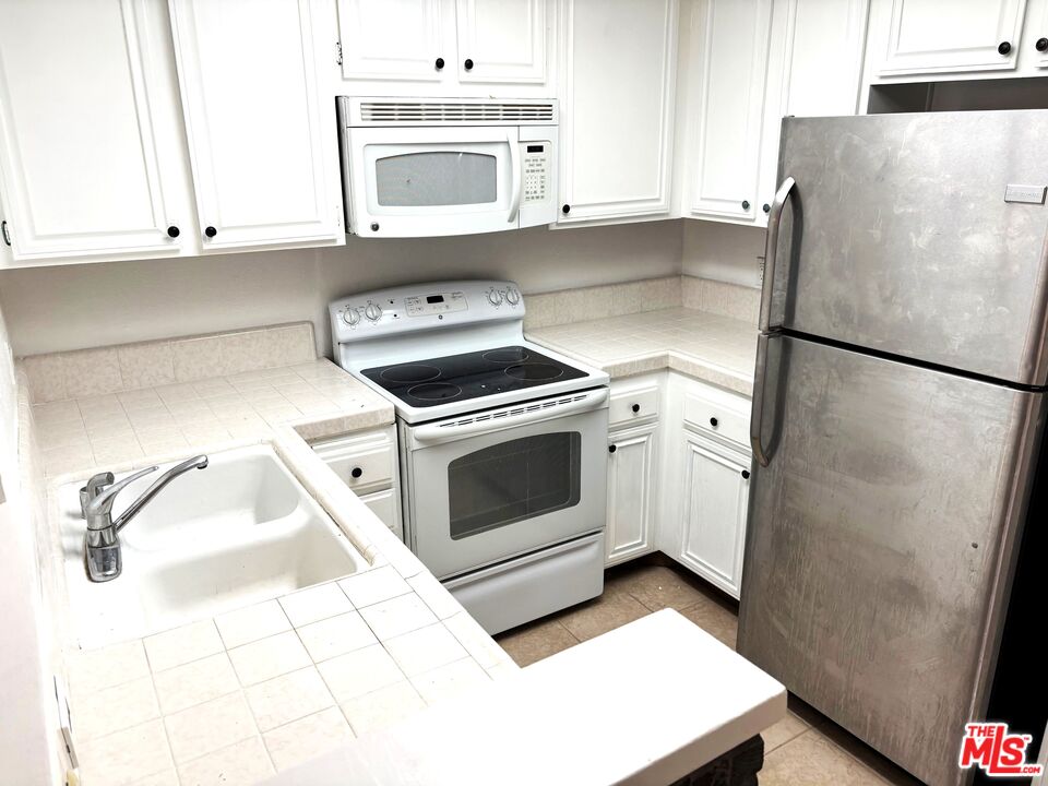 22100 Burbank Blvd Unit: 365G