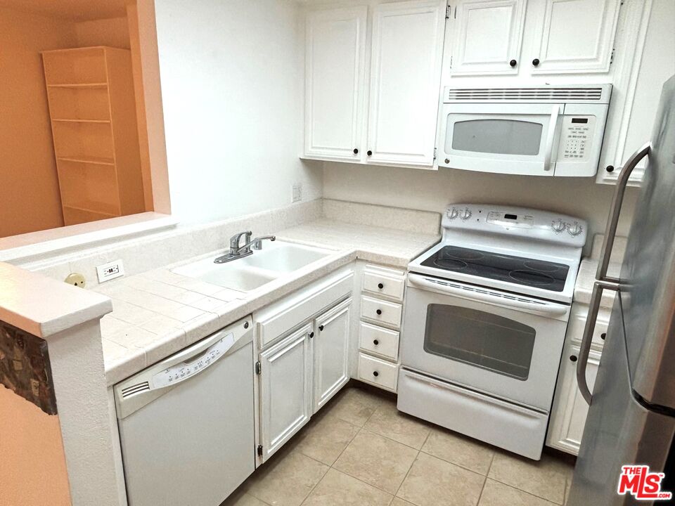 22100 Burbank Blvd Unit: 365G