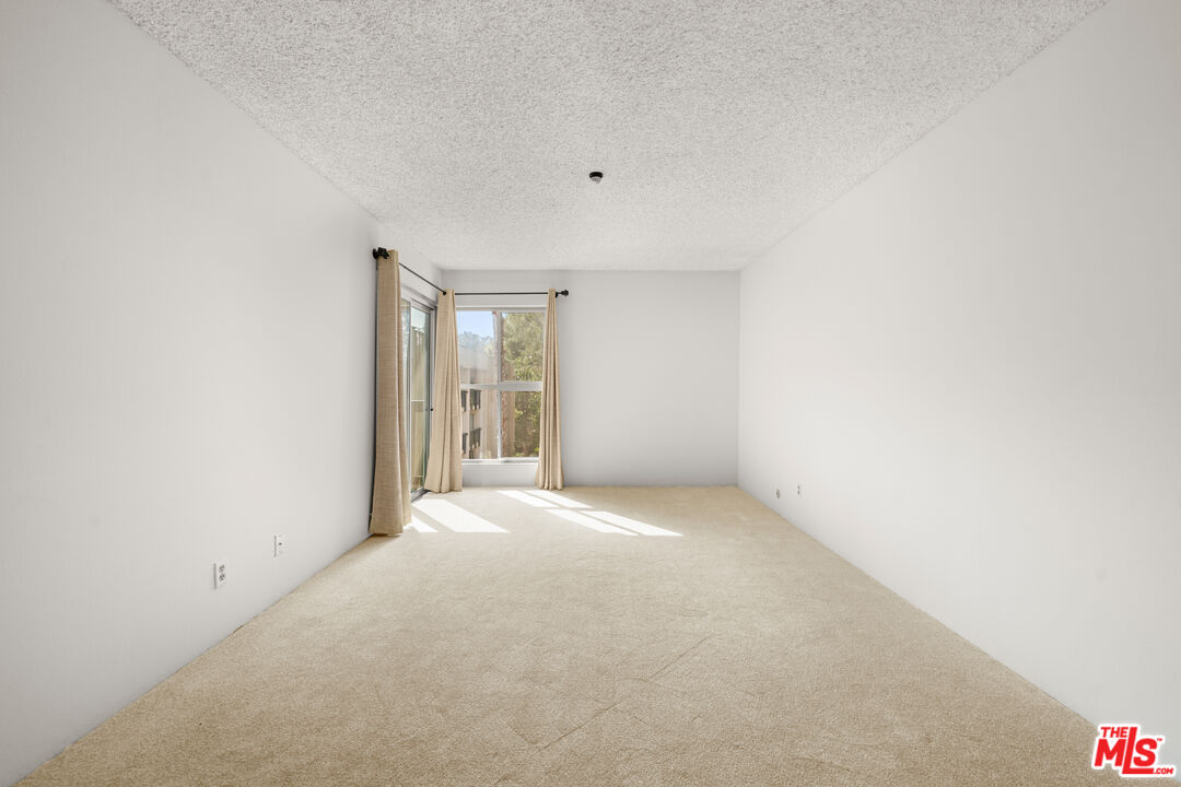 1302 Raintree Cir