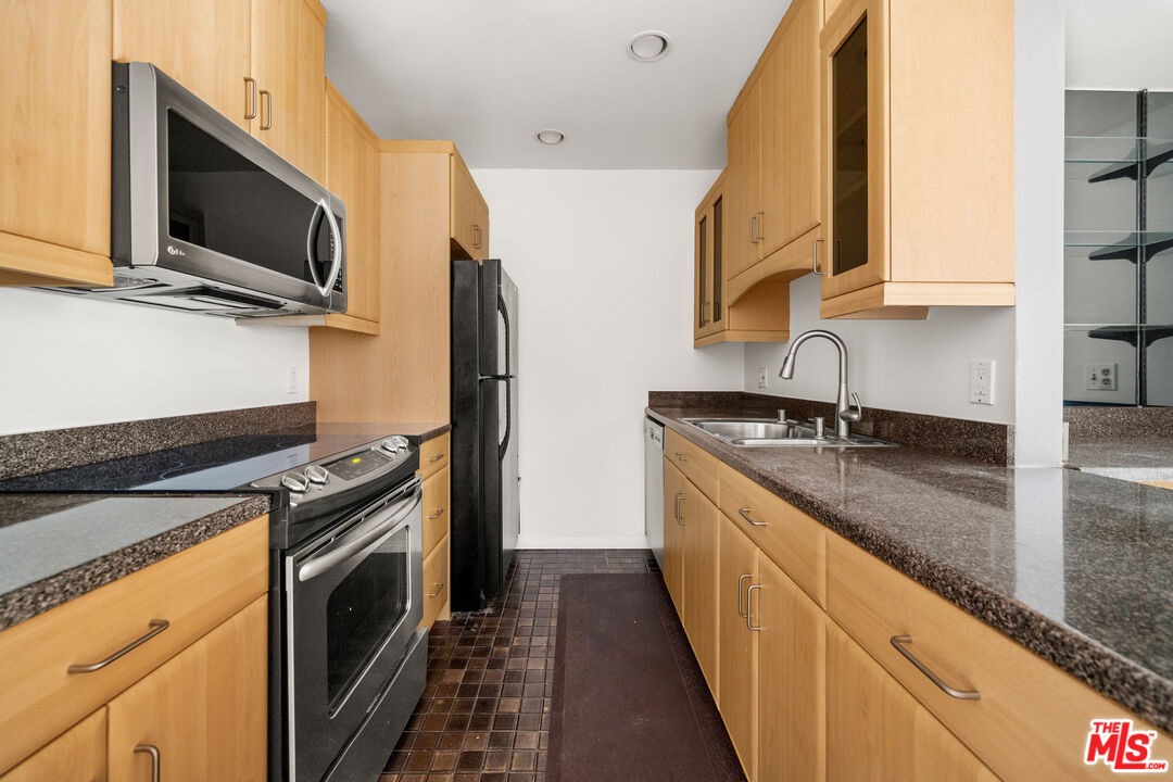 1302 Raintree Cir