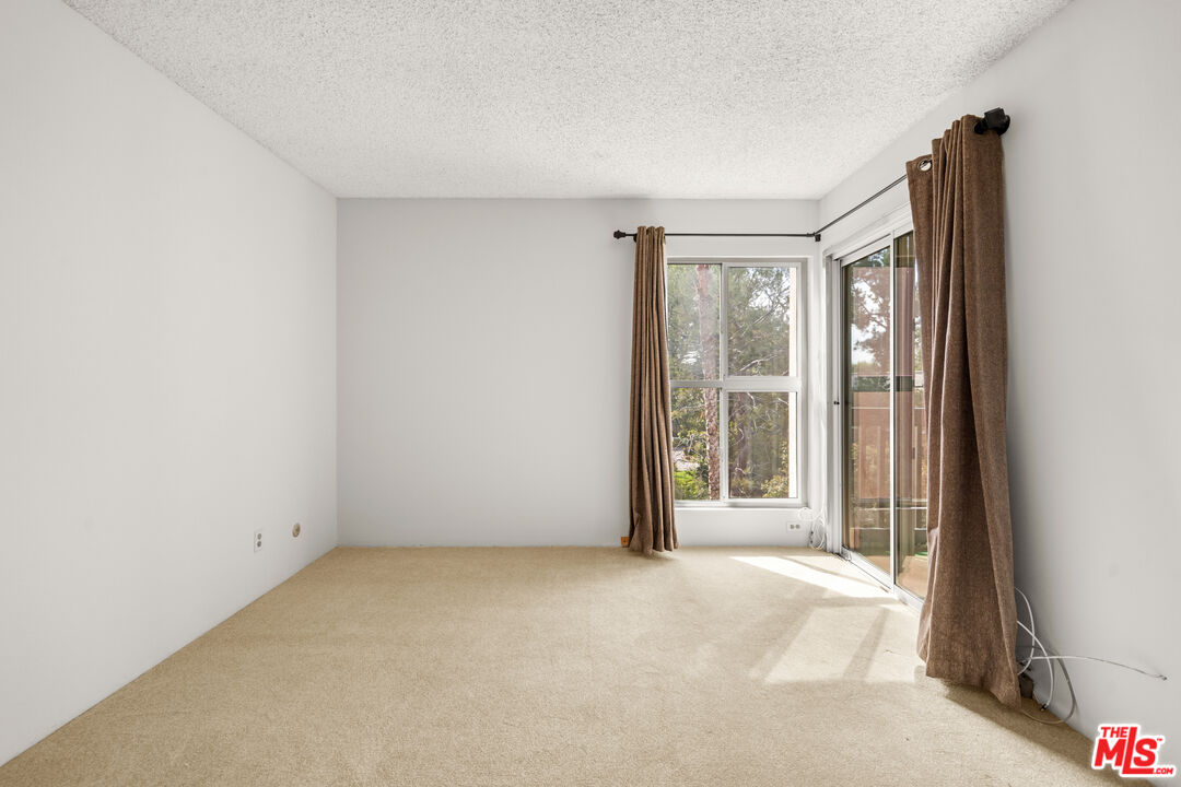 1302 Raintree Cir