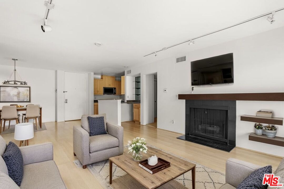 1302 Raintree Cir