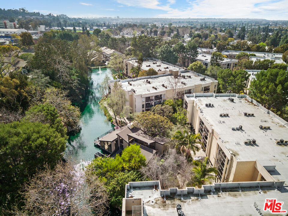 1302 Raintree Cir
