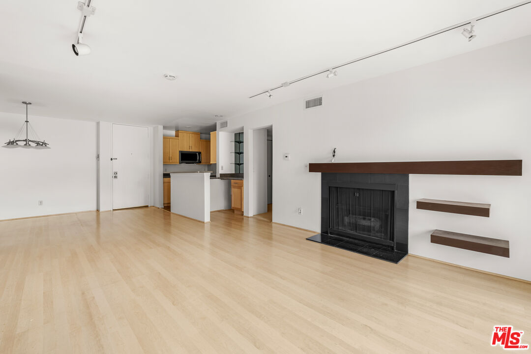 1302 Raintree Cir